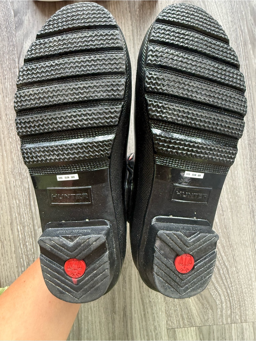 Hunter short Black Gloss Chelsea Rain Boots - Picture 3 of 3
